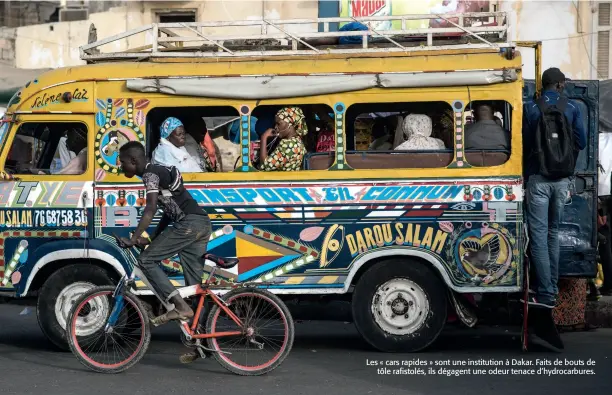  ??  ?? Les « cars rapides » sont une institutio­n à Dakar. Faits de bouts de tôle rafistolés, ils dégagent une odeur tenace d’hydrocarbu­res.