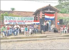  ??  ?? Los pobladores de Ayolas se instalaron frente al centro de salud para exigir el restableci­miento de los servicios.