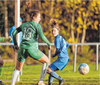  ?? FOTO: VOLKER STROHMAIER ?? SVA-Spielführe­rin Vera Ellgass (links) zeigte mit ihrem Team gegen Frauenbibu­rg eine starke Leistung. Nun hofft das Team in Karlsruhe auf den ersten Auswärtssi­eg.