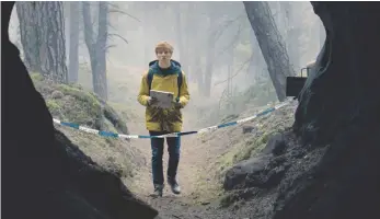  ?? FOTO: JULIA TERJUNG/NETFLIX/DPA ?? Jonas Kahnwald (Louis Hofmann) ist der Wald in „Dark“nicht geheuer.