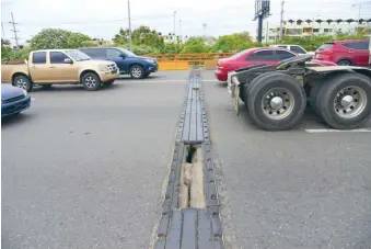  ?? LUIS GÓMEZ ?? Deterioro en las juntas expansivas del puente Juan Bosch.