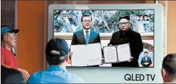  ?? SEONGJOON CHO/BLOOMBERG NEWS ?? Rail station viewers in Seoul tune in Wednesday to the summit between South Korean President Moon Jae-in, left, and North Korean leader Kim Jong Un in Pyongyang.
