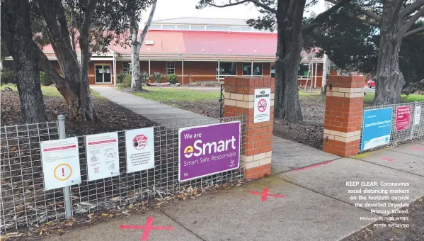 ?? Pictures: ALISON WYND, PETER RISTEVSKI ?? KEEP CLEAR: Coronaviru­s social distancing markers on the footpath outside the deserted Drysdale Primary School.