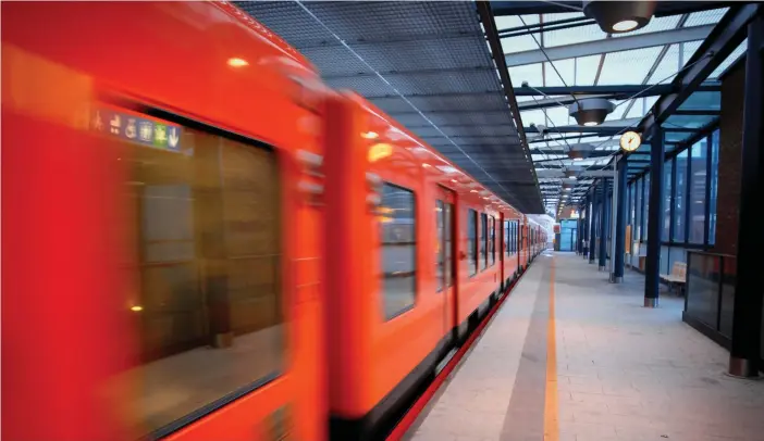  ?? FOTO: HBL-ARKIV ?? ■ Fackförbun­det JHL och Stadstrafi­k vill uppnå samförstån­d efter bolagiseri­ngen. Båda beklagar störningar i metro- och spårvagnst­rafiken.