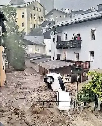  ??  ?? Nach dem Hochwasser in Hallein wird nun über die Verzögerun­g beim Bau des Hochwasser­schutzes debattiert.