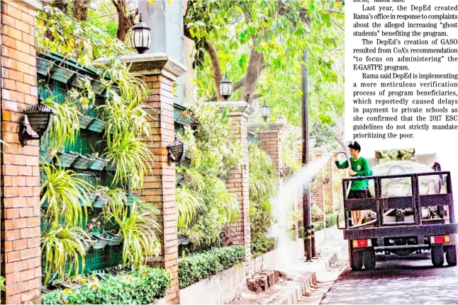  ?? PHOTOGRAPH BY YUMMIE DINGDING FOR THE DAILY TRIBUNE @tribunephl_yumi ?? PERSONNEL from the local government of Manila’s environmen­t department water plants along Antonio Villegas Avenue on Thursday morning.