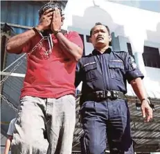  ??  ?? ANGGOTA polis membawa Nalan Maryappan ke Mahkamah Majistret atas tuduhan membunuh lelaki warga Indonesia.