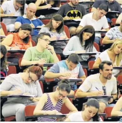  ?? D. S. ?? Aspirantes a maestros en un examen de oposicione­s celebrado en Córdoba.