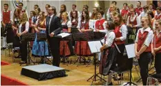  ?? Foto: Karen Luible ?? Die Musiker des Bezirksjug­endorchest­ers und ihr musikalisc­her Leiter Philipp Kuf ner.