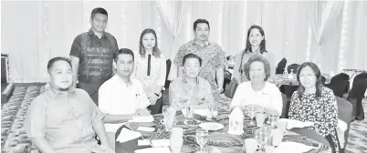  ??  ?? YEO (duduk, tengah) bergambar kenangan bersama kakitangan Sutera Harbour Resort dan Dewan Bandaraya Kota Kinabalu.