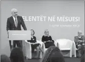  ??  ?? Kryeminist­ri Rama, dje në takimin me ekselentët e mësuesisë