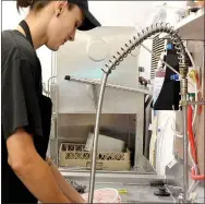  ?? TIMES photograph by Annette Beard ?? Shane Tedford washes dishes at Pea Ridge Cafe.