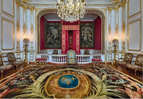  ??  ?? La Chambre de parade est présentée telle qu’elle a été aménagée par le maréchal de Saxe, propriétai­re des lieux au xviiie siècle.
