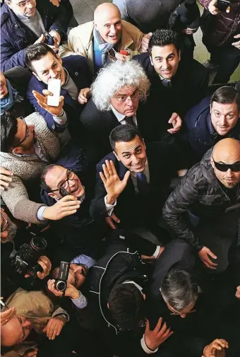  ??  ?? Luigi Di Maio nel seggio elettorale di Pomigliano tra i fan.