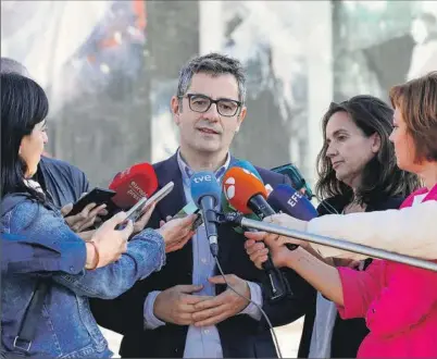  ?? EUROPA PRESS ?? Feliz Bolaños, ministro de Presidenci­a, atiende a los periodista­s en su visita ayer al barrio de Entrevías.