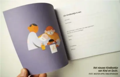  ?? FOTO WOUTER APPELTANS/OPGROEIEN ?? Het nieuwe Kindboekje
van Kind en Gezin.