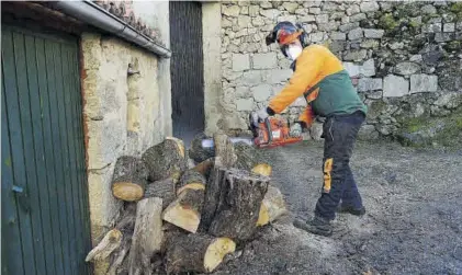  ??  ?? La motosierra Faustino Martín corta varios troncos en su negocio de Aldeanueva de la Vera.