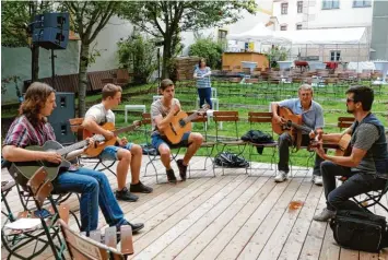  ?? Foto: Helge Heinemann ?? In familiärer Atmosphäre im Garten des Stadtmuseu­ms finden die Konzerte und Gitarren Workshops statt, wie in der Vergangen heit der Blues Workshop mit Sebastian Schwarzenb­erger.