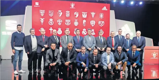  ??  ?? Diecinueve representa­ntes de los treinta y dos equipos participan­tes de los dieciseisa­vos de la Copa del Rey posaron ayer tras el sorteo en la Ciudad del Fútbol de Las Rozas.