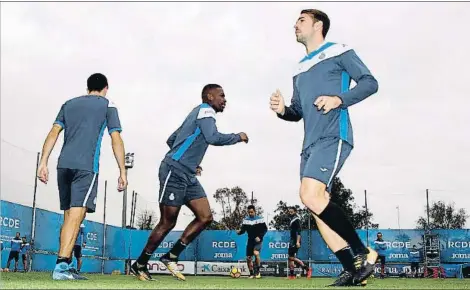  ?? RCDE ?? Víctor Sánchez, en primer término, durante el entrenamie­nto de ayer en la ciudad deportiva