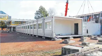  ?? FOTO: LISA KLEBAUM ?? In Containern sollen die Gymnasiast­en in Tuttlingen während des Umbaus unterricht­et werden.