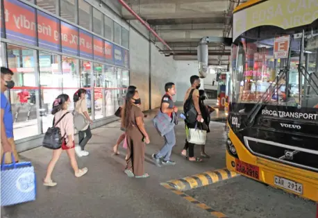  ?? PHOTOGRAPH BY JOEY SANCHEZ MENDOZA FOR THE DAILY TRIBUNE@tribunephl_joey ?? PASSENGERS at the Parañaque Integrated Terminal Exchange board a bus on 2 January 2023 as their holiday vacations come to a close.