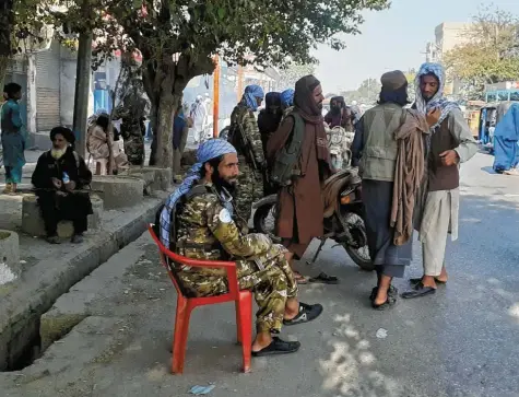  ?? Foto: Abdullah Sahil, dpa ?? Taliban‰Kämpfer halten an einem Kontrollpu­nkt in der Stadt Kundus Wache. Die militanten Islamisten haben in den letzten Wochen ihren Vorstoß in weiten Teilen Afghanis‰ tans verstärkt. Der Westen schaut hilflos zu.