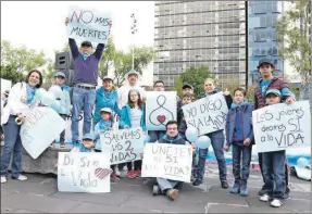  ??  ?? Asistentes a la marcha levantan carteles en los que piden que el próximo gobierno no apruebe el aborto