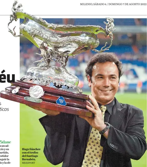  ?? MEXSPORT ?? Hugo Sánchez con el trofeo del Santiago Bernabéu.