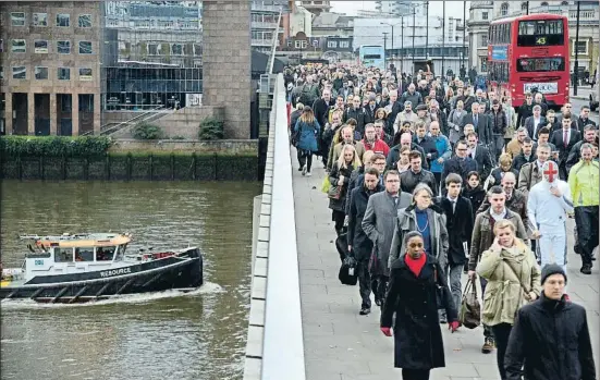  ?? XAVIER CERVERA ?? Hombres y mujeres de negocios en la City de Londres, donde acostumbra­n a convivir varias nacionalid­ades