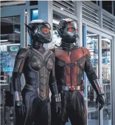  ?? FOTO: MARVEL STUDIOS ?? Zwei Superhelde­n verbünden sich: Wespenfrau Hope (Evangeline Lilly, links) und Ameisenman­n Scott (Paul Rudd).