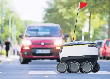  ?? FOTO: DPA ?? Ein Lieferrobo­ter des Unternehme­ns Starship Technologi­es fährt durch Düsseldorf. Media-Markt testet im Rahmen eines Pilotversu­chs die Expresslie­ferung mit Robotern.