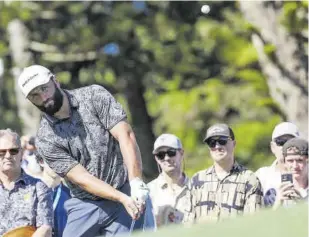  ?? AFP ?? Jon Rahm no vivió una de sus mejores jornadas y cayó a la sexta plaza, viendo a Morikawa como líder en solitario //