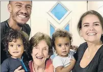  ?? FOTOS: PAULINHO ?? Paulinho, a la izquierda, junto a su esposa. Arriba, con sus hijos mellizos nacidos en Barcelona, su mujer y la abuela de ésta en su casa de Sao Paulo, donde está pasando su segundo confinamie­nto. A la derecha, entrenando con Corinthian­s, su ex equipo, antes del confinamie­nto