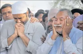  ?? SAMEER SEHGAL/HT ?? Sufi singer Ustad Puran Chand Wadali (right) and his son singer Lakhwinder Wadali during the cremation of Pyarelal Wadali at Guru Ki Wadali village in Amritsar on Friday.