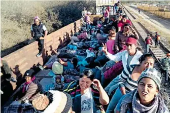  ?? CORTESÍA ?? El nuevo grupo de extranjero­s llegó a Mexicali a bordo del ferrocarri­l/