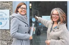  ?? FOTO: STADT ?? Am Lokal von Caterina Klusemann (re.) im Neandertal klebt schon das Logo mit dem Tropfen. Klimaschüt­zerin Lena Brümmer hofft auf Nachahmer.