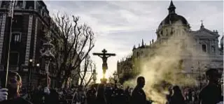  ?? ?? Procesión del Cristo de los Alabardero­s a su paso por la catedral de la Almudena.