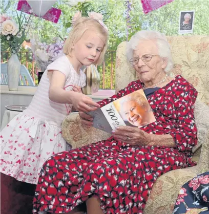  ??  ?? Kathleen Dawson celebrates her 100th birthday with great-granddaugh­ter Isabella, five