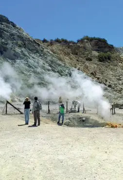  ??  ?? Scienza Pozzuoli con il bradisismo e i Campi Flegrei all’attenzione dei vulcanolog­i