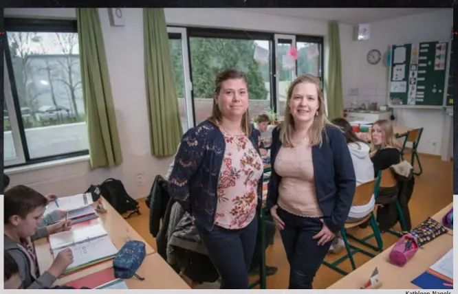  ?? FOTO PATRICK DE ROO ?? Kathleen Nagels en haar collega Ann Van der Borght staan altijd met twee voor hun klas en geven alle vakken. De leerkracht­en gaven zo hun eigen antwoord op de moeilijke overgang naar het Mdecreet.