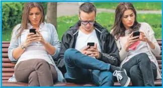  ??  ?? Un experto alerta que los jóvenes están dejando de tener una vida social por tener una “Vida virtual”
