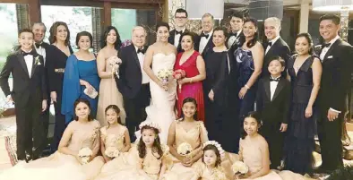  ?? ?? Isabel Lagdameo Murphy’s 2018 wedding with her parents Tonet and Linda Lagdameo, siblings and the Lagdameo grandchild­ren