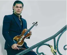  ?? Foto: Anne Marie Alice Bossaers ?? Eine innige Beziehung: Der Violinist Nico Franz und seine Geige, gefertigt von Anto nio Pasta 1725 in Brescia.