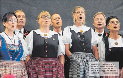  ?? FOTOS: ERICH NYFFENEGGE­R ?? Gemeinsam zu singen, macht glücklich. Das gilt auch fürs Jodeln, das der Schweizer Jodlerclub Bergglöggl­i mit Inbrunst praktizier­t.