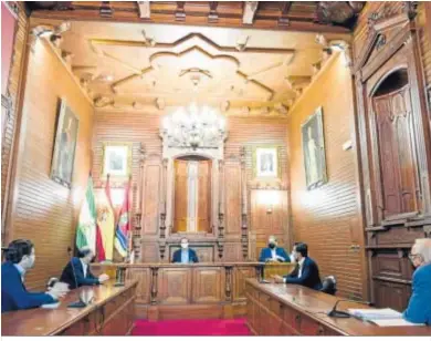  ??  ?? El alcalde de Sanlúcar, reunido ayer con representa­ntes del sector de la Manzanilla en el Palacio Municipal.