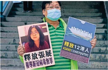  ?? FOTO: K. CHEUNG/DPA ?? Ein Demokratie-Aktivist in Hongkong protestier­t mit Zhang Zhans Foto vor dem Büro der Zentralreg­ierung.