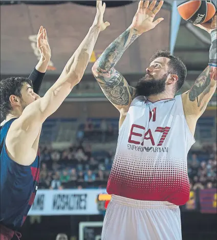  ?? FOTO: GETTY IMAGES ?? Miroslav Raduljica lanza por encima de Ante Tomic en la visita del Armani Milán al Palau en la pasada Euroliga