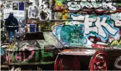  ??  ?? Seiteneing­Ang des Kulturzent­rums „Rote FlorA“mit GrAffiti-Kunst