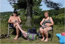  ??  ?? Rodi och Berit Iglicar gillar Saltkällan­s badplats, men hade valt att sätta sig lite avsides. ”Folk är dåliga på att hålla avståndet”, säger Berit.
